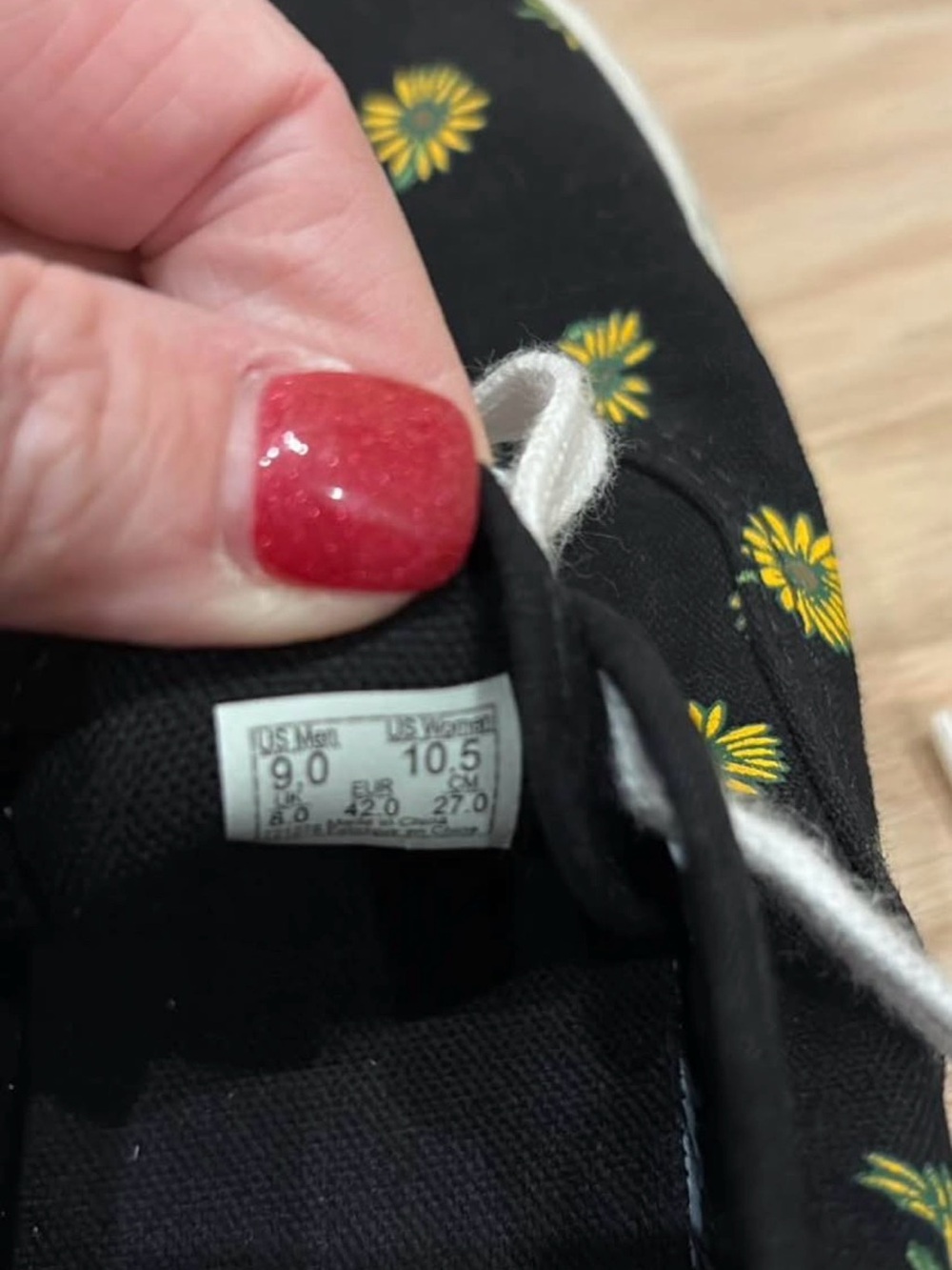 Vans Women’s 10.5 Black Canvas Sneakers with Yellow Daisy Print - Picture 6 of 6